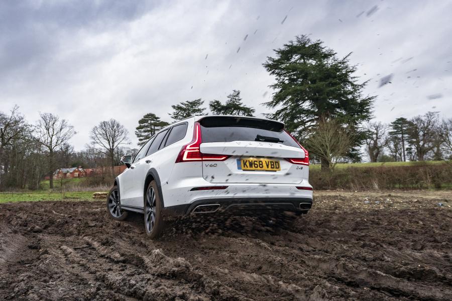  Volvo V60 D4 Cross Country 2019 года  (UK) (фото 14 из 43)